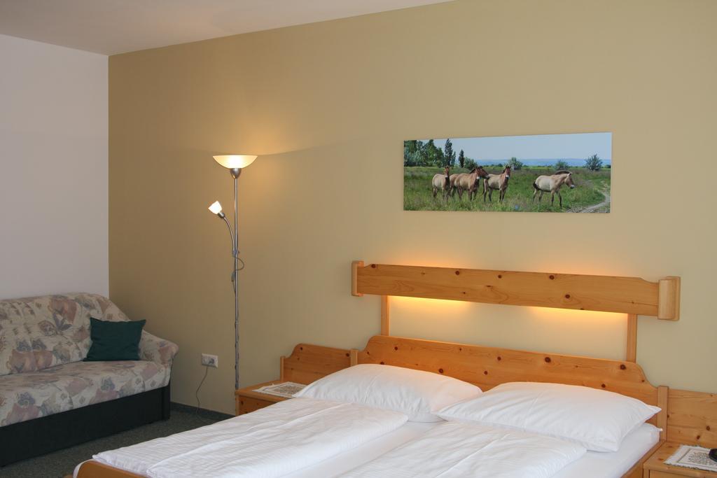 Pension & Weingut Storchenblick Illmitz Exterior foto